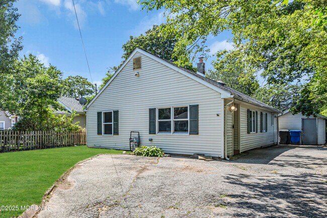 Building Photo - 75 River Dr