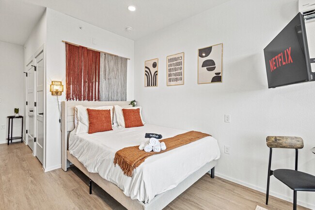 Building Photo - 596 W 9th St