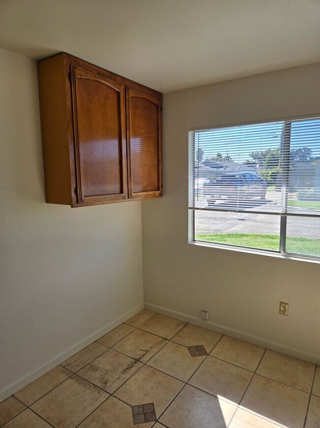 Building Photo - 220spr