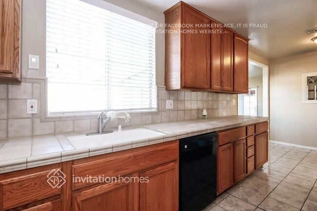 Building Photo - 547 S Yorba St