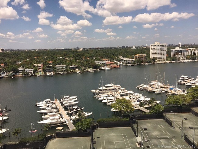 Foto del edificio - 1 Grove Isle Dr