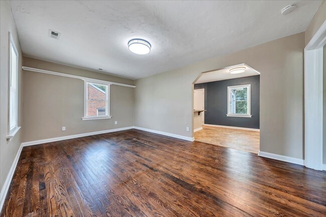 Building Photo - Updated 2 bedroom 1 bath with hardwood flo...