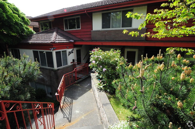 Building Photo - Parkway Apartments