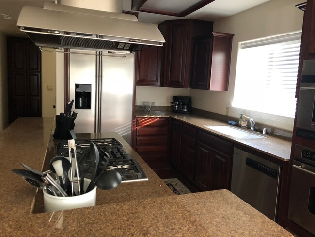 Building Photo - 4 bedroom Townhome available January 1