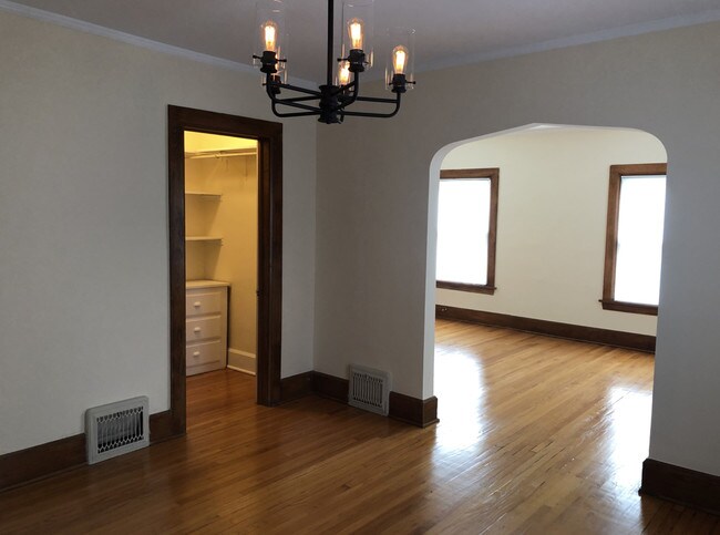 Building Photo - 722 Monroe Ave