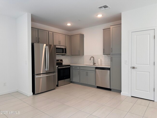 Building Photo - 2819 W Red Fox Rd