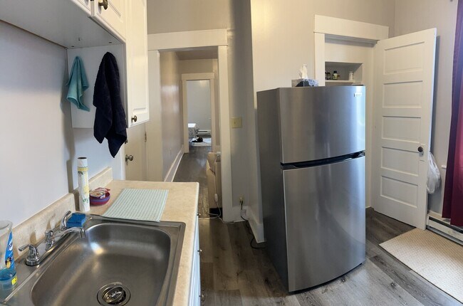 Building Photo - 220 Walnut Place