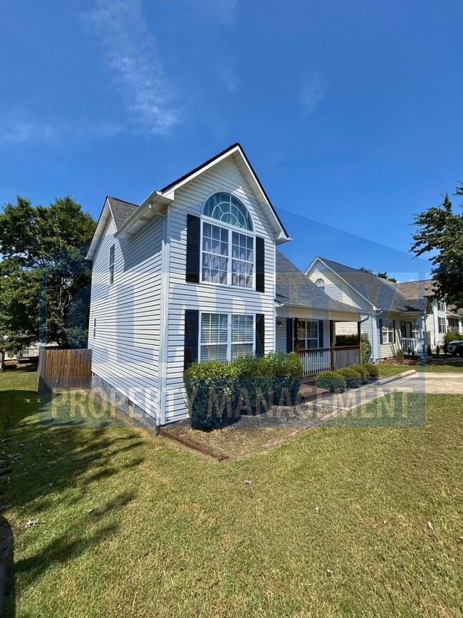 Building Photo - Three bedroom home in a quiet neighborhood!