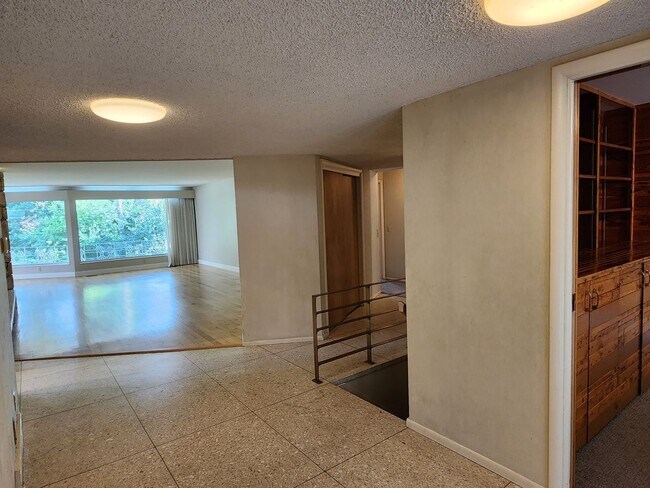 Foto del edificio - Beautiful 5 Bd 3.5 Ba Home in Holladay