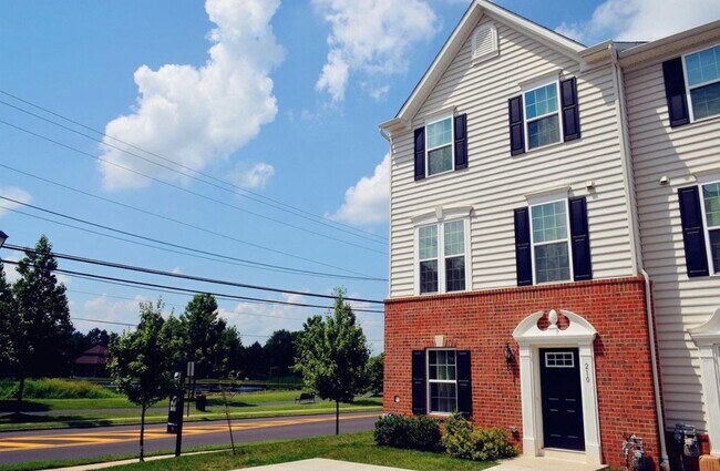Building Photo - 210 Foxtail Way