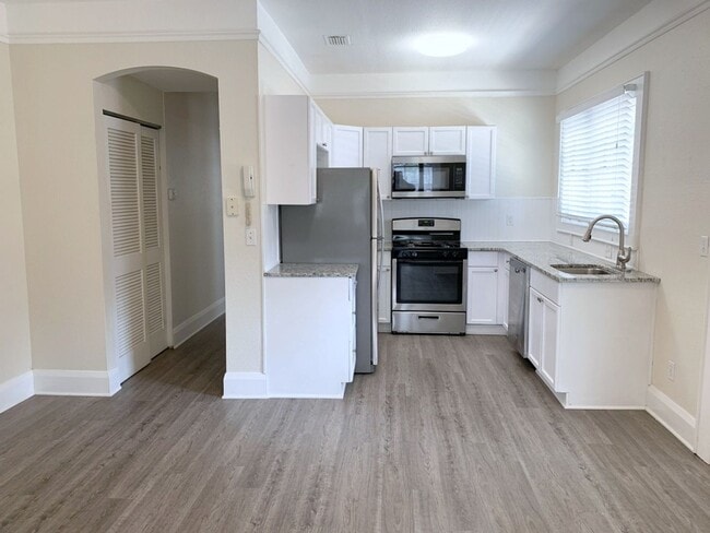 Building Photo - Charming 2-Bedroom Apartment in Prime SOHO...