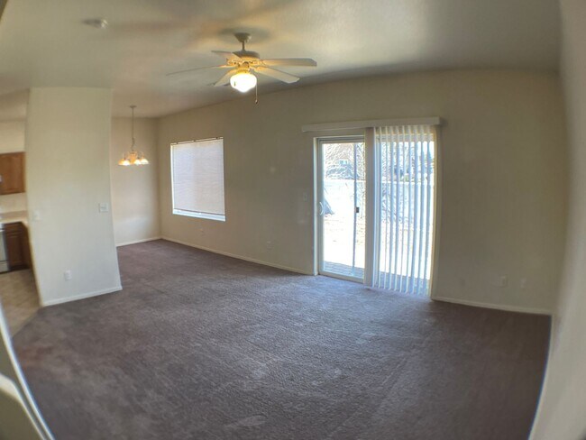 Foto del edificio - COMING SOON! Spacious 3-bedroom Townhouse ...