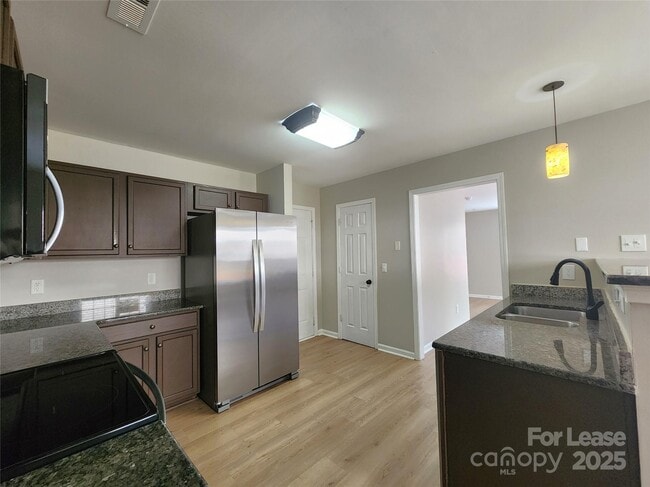 Foto del edificio - 3303 Reid Brook Ln