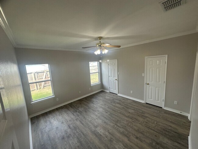 Building Photo - 6638 Bauer Dr