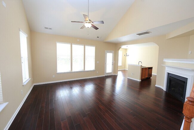 Foto del edificio - Beautifully Maintained End Unit Townhome i...