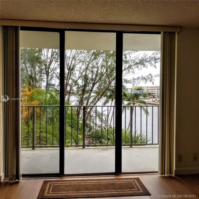 Foto del edificio - 18151 NE 31st Ct