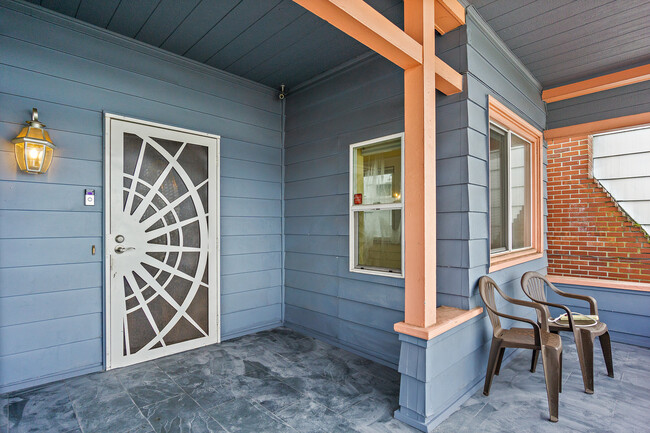Building Photo - 2136 Alki Ave SW