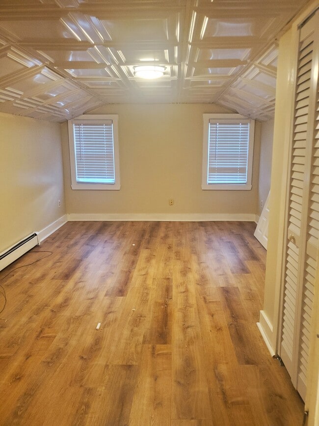 The second of the large bedrooms on the 3rd floor - 25 New York St