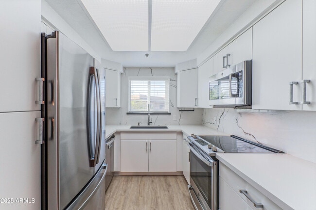 Foto del edificio - 9450 E Becker Ln