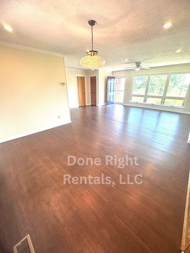 Building Photo - 388 E Noel Dr