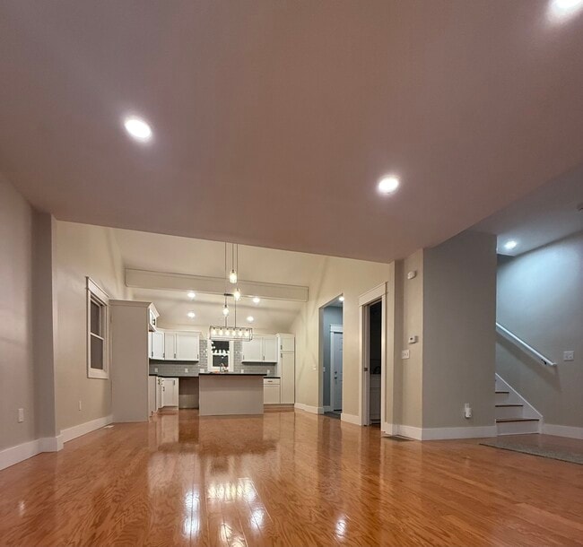 Building Photo - 202 Oak St