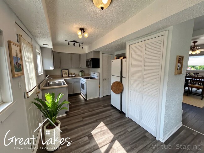 Foto del edificio - Stunning 3 Bedroom 1 Bathroom now availabl...
