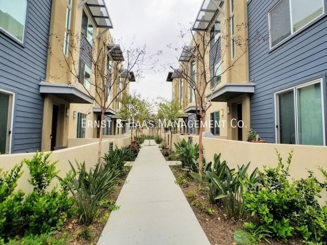 Foto del edificio - Beautifully Designed Tri-Level Townhouse i...