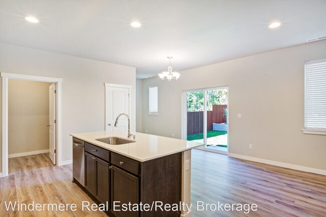 Building Photo - 4 br, 2.5 bath House - 8426 63rd Pl NE