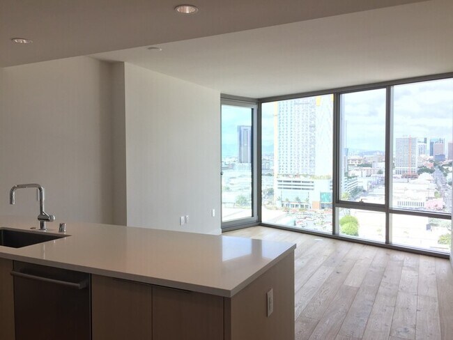 Foto del edificio - Kakaako: Ae'o - 2 Bed, 2 Bath Condo with one Parking (Electric Car OK!)