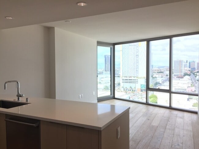 Building Photo - Kakaako: Ae'o - 2 Bed, 2 Bath Condo with one Parking (Electric Car OK!)