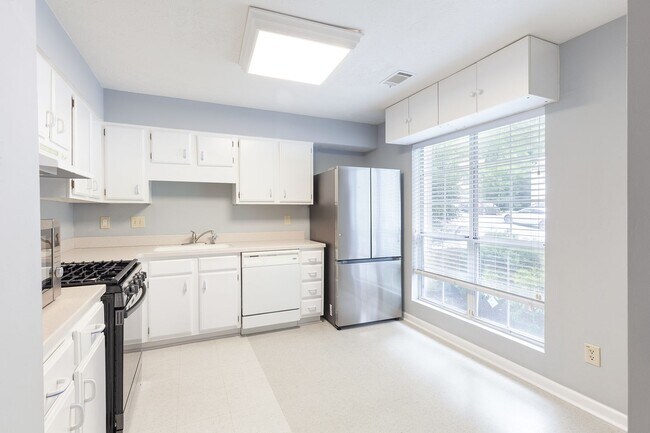 Foto del edificio - Two-Story Townhome Quiet Neighborhood w/ G...