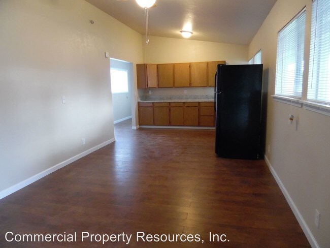 Building Photo - 301 E Heintz St
