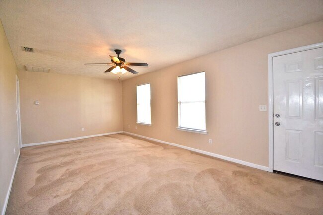 Foto del edificio - Wonderful 3BR/2BA North Mboro home on nearly an acre lot!