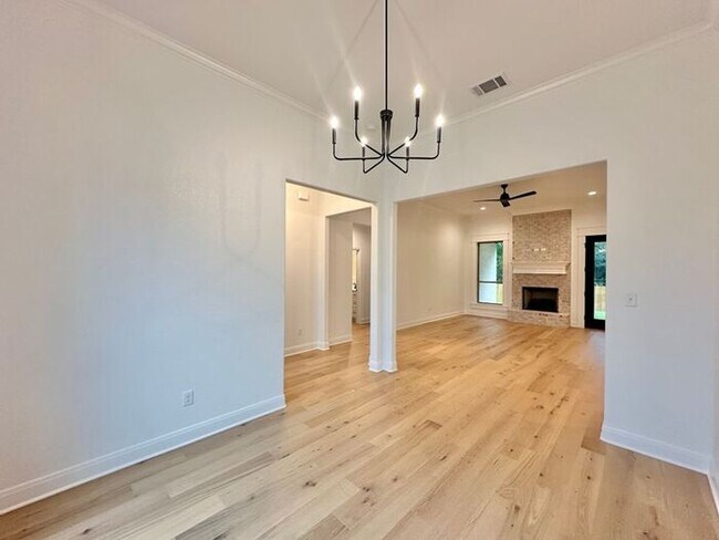 Foto del edificio - Available Now! Luxurious 3 Bedroom 2 Bath ...