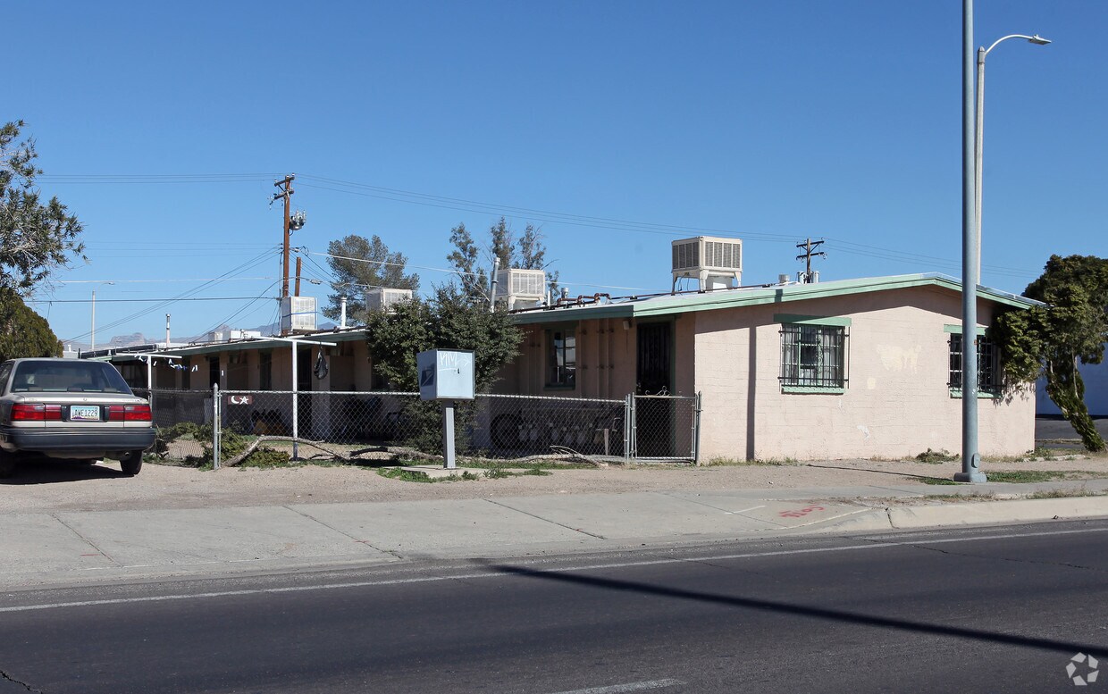 Primary Photo - 302 W Irvington Rd