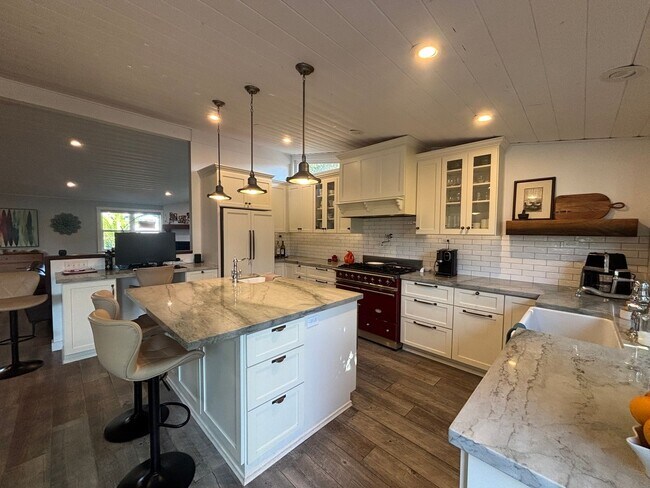 Building Photo - 2 Bed/2 Bath Oceanside Charmer!