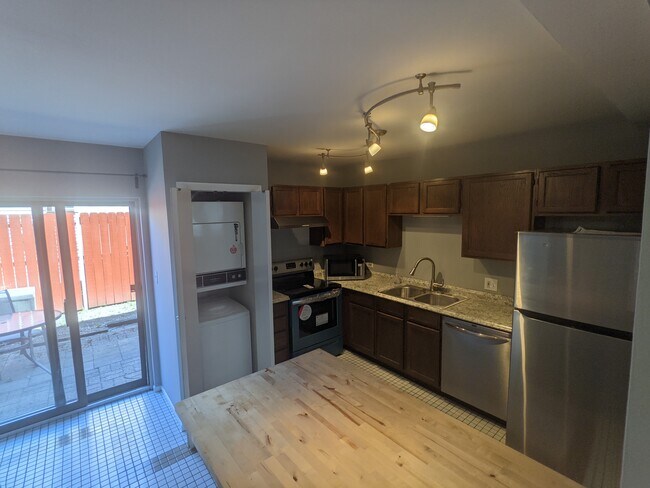 Cocina con 2 lavadoras/secadoras - 7525 Adams St