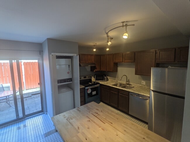 Kitchen 2 Washer/Dryer - 7525 Adams St