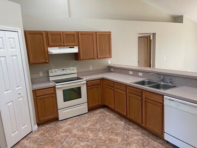 Foto del edificio - 4 bedroom 2 bathroom single family home