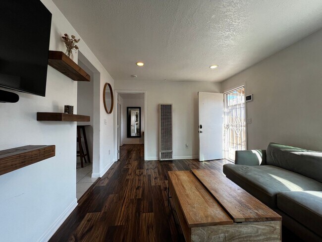 Foto del edificio - 1 Bedroom 1 Bath Remodeled House for Rent ...