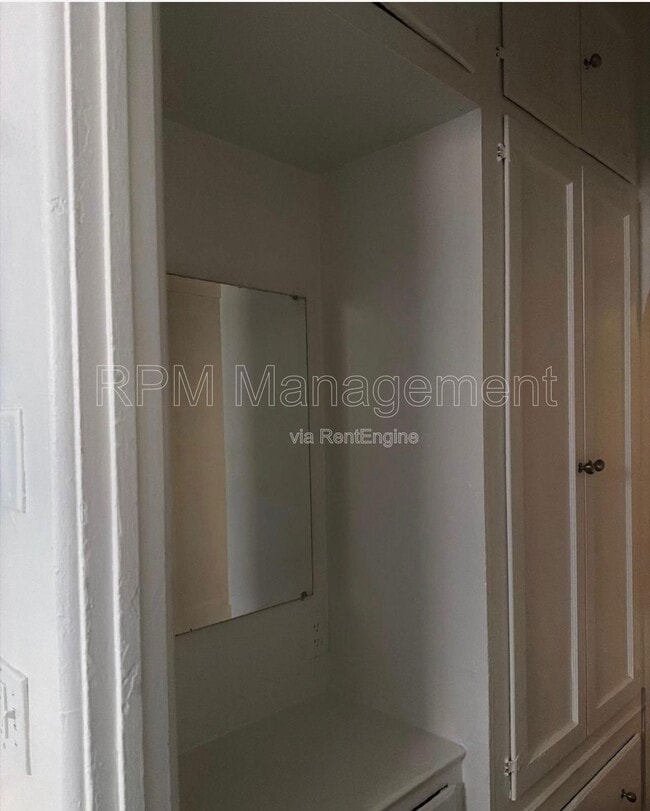 Building Photo - 111 S Manhattan Pl