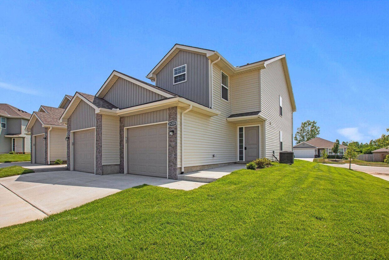 Foto principal - Oak Woods Townhomes