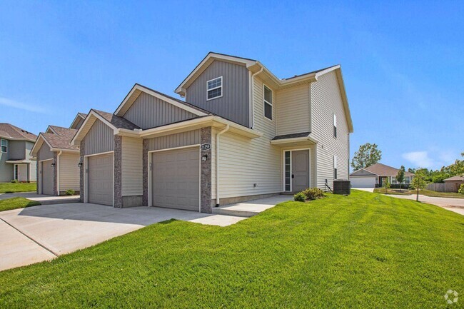 Building Photo - Oak Woods Townhomes