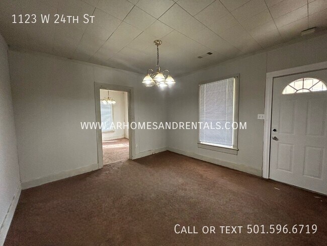 Foto del edificio - 1123 W 24th St | $695 | 3 beds, 1 full bath