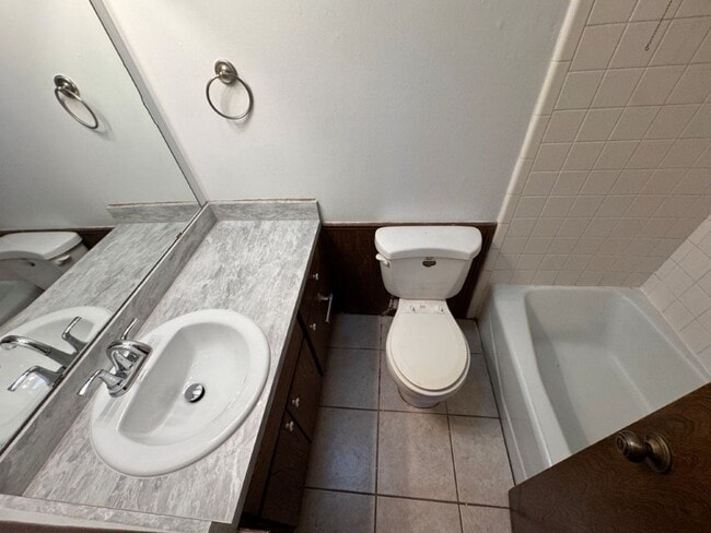 Foto del edificio - 2 bed, 1 and 1/2 baths with a 1 car garage and new countertops! cute duplex for rent near SW 89th...