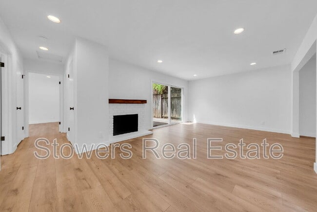 Building Photo - 216 Joaquin Dr