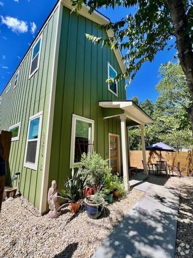 Building Photo - 6202 Palm Cir