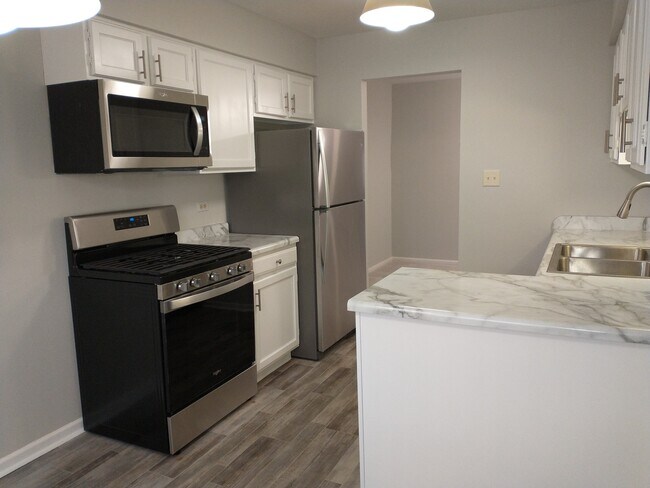 Building Photo - 905 Surrey Dr