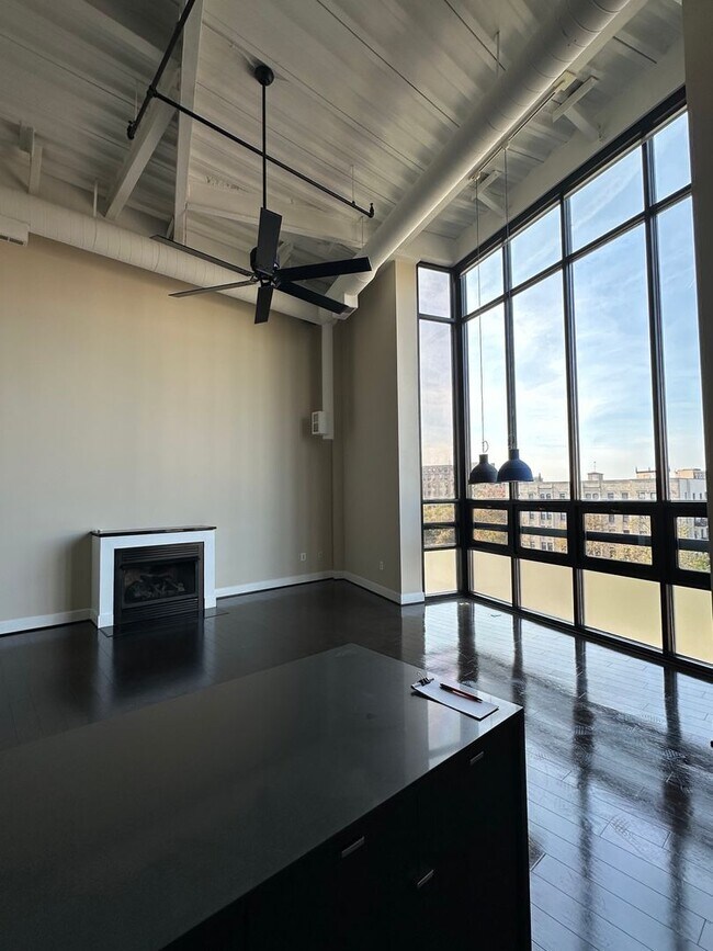 Foto del edificio - Unique Loft Style Two Bedroom/Two Bathroom...