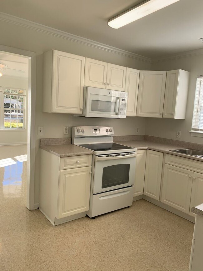 Foto del edificio - 3 Bedroom 2 Bath House on Victory Gardens ...